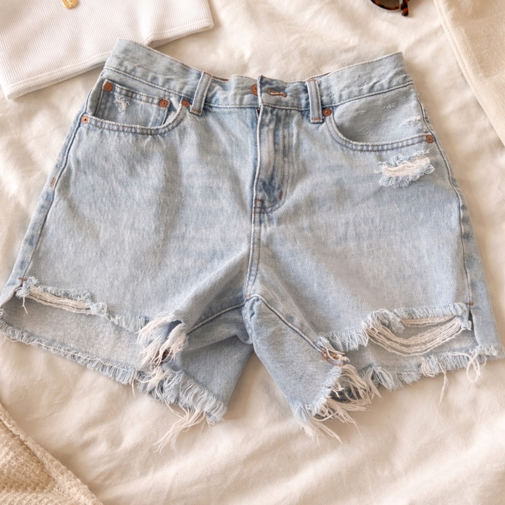 Madewell Light Wash Distressed Denim Shorts Size26 Mid RiseRelaxedFit Frayed Hem